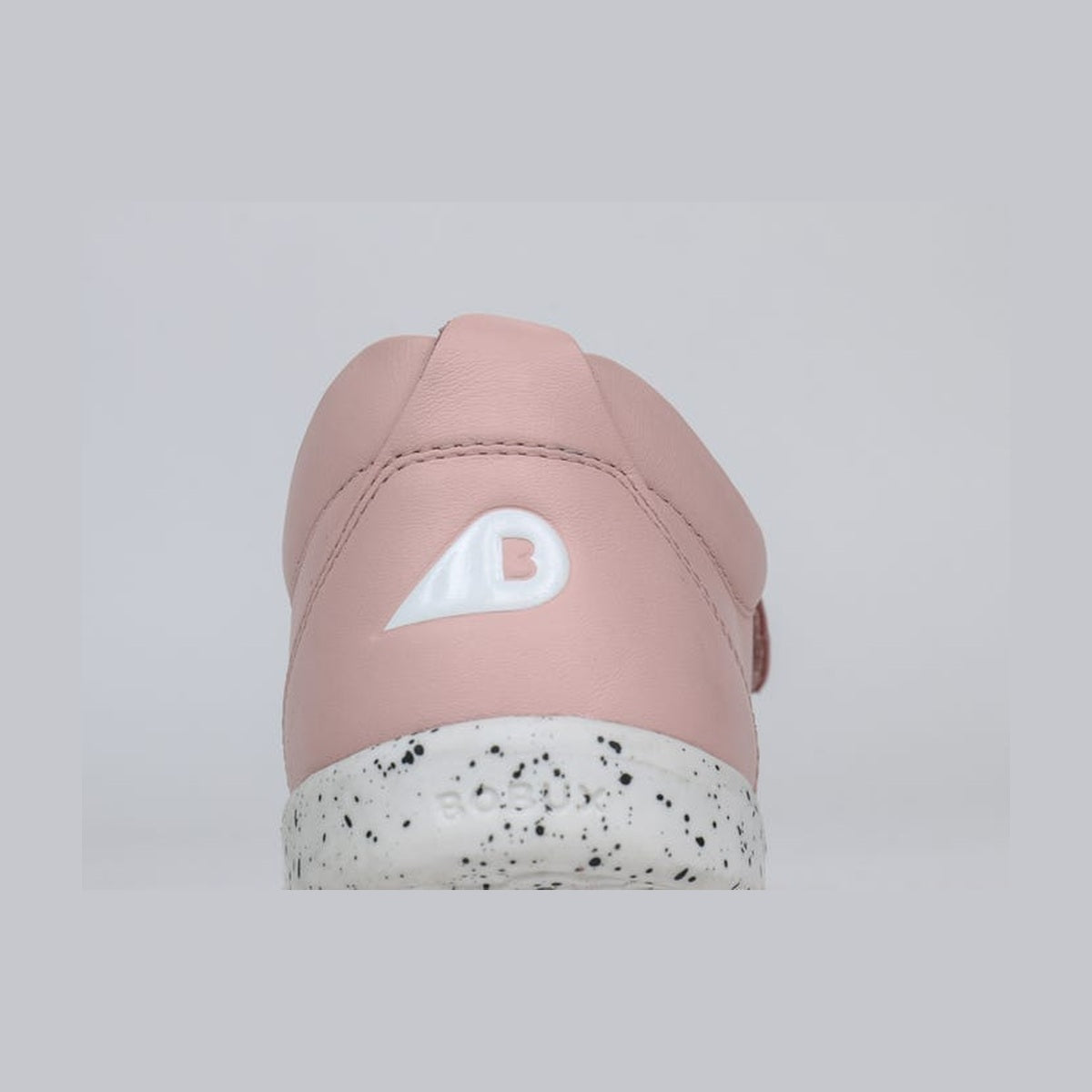 Bobux Grass Court bērnu ādas kedas (gliemežvāku krāsā) — papēža tuvplāns