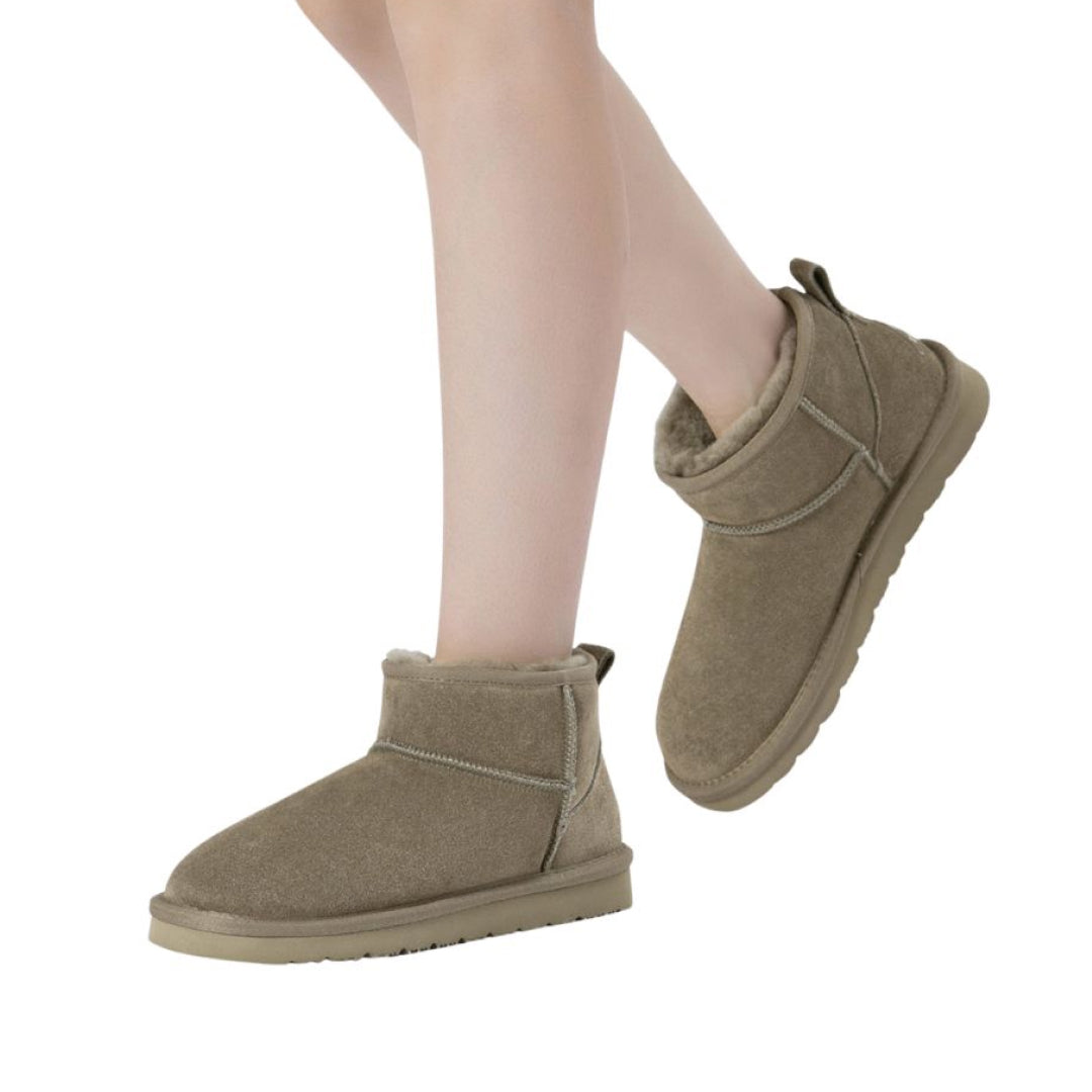 Everau Finch sieviešu īpaši īsie zābaki caribou krāsā, apavi valkājot | Everau Finch women's ultra-mini boots in caribou, lifestyle view