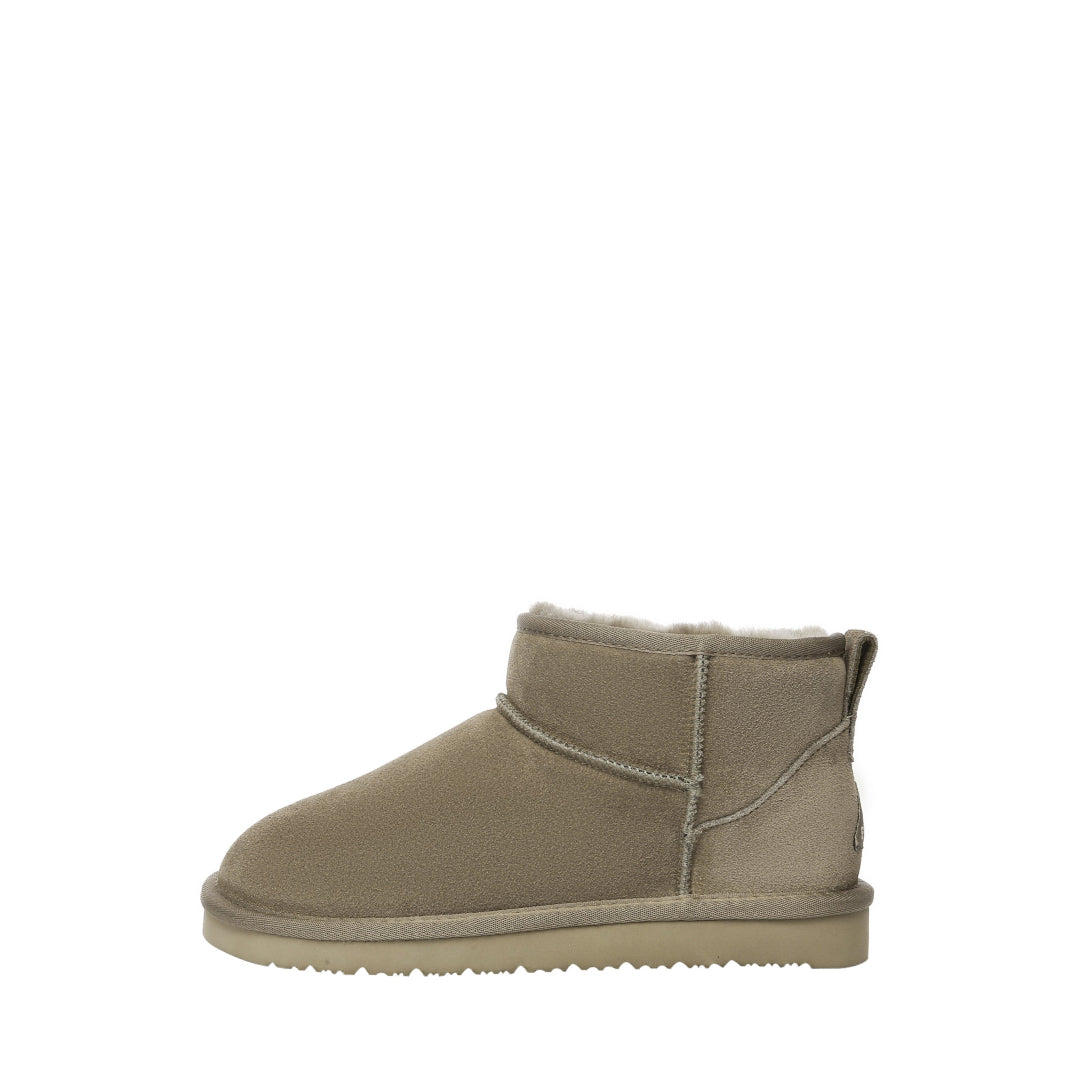 Everau Finch sieviešu īpaši īsie zābaki caribou krāsā, sānskats | Everau Finch women's ultra-mini boots in caribou, single-shoe side profile