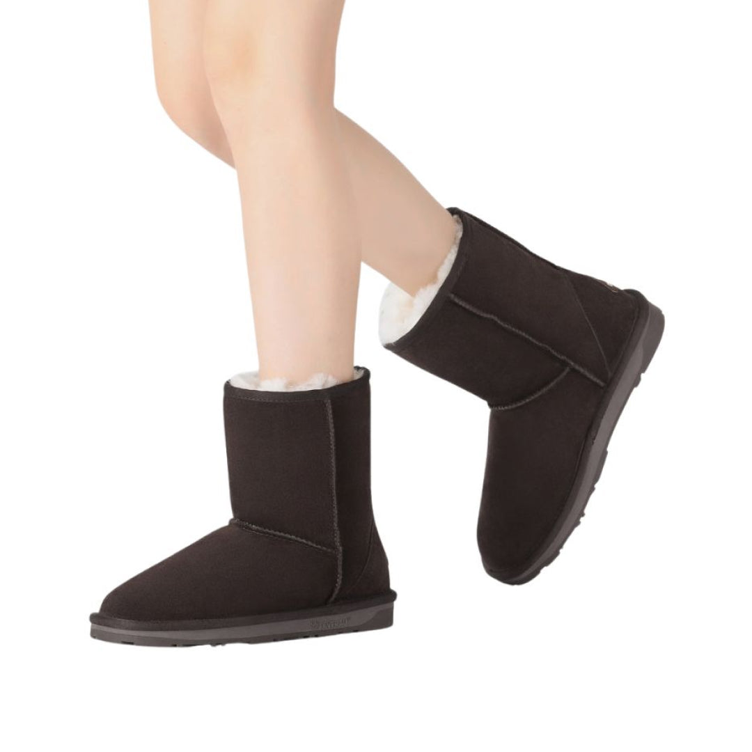 Everau Parrot sieviešu siltie zābaki šokolādes brūnā krāsā, apavi valkājot | Everau Parrot women's warm winter boots in chocolate, lifestyle view