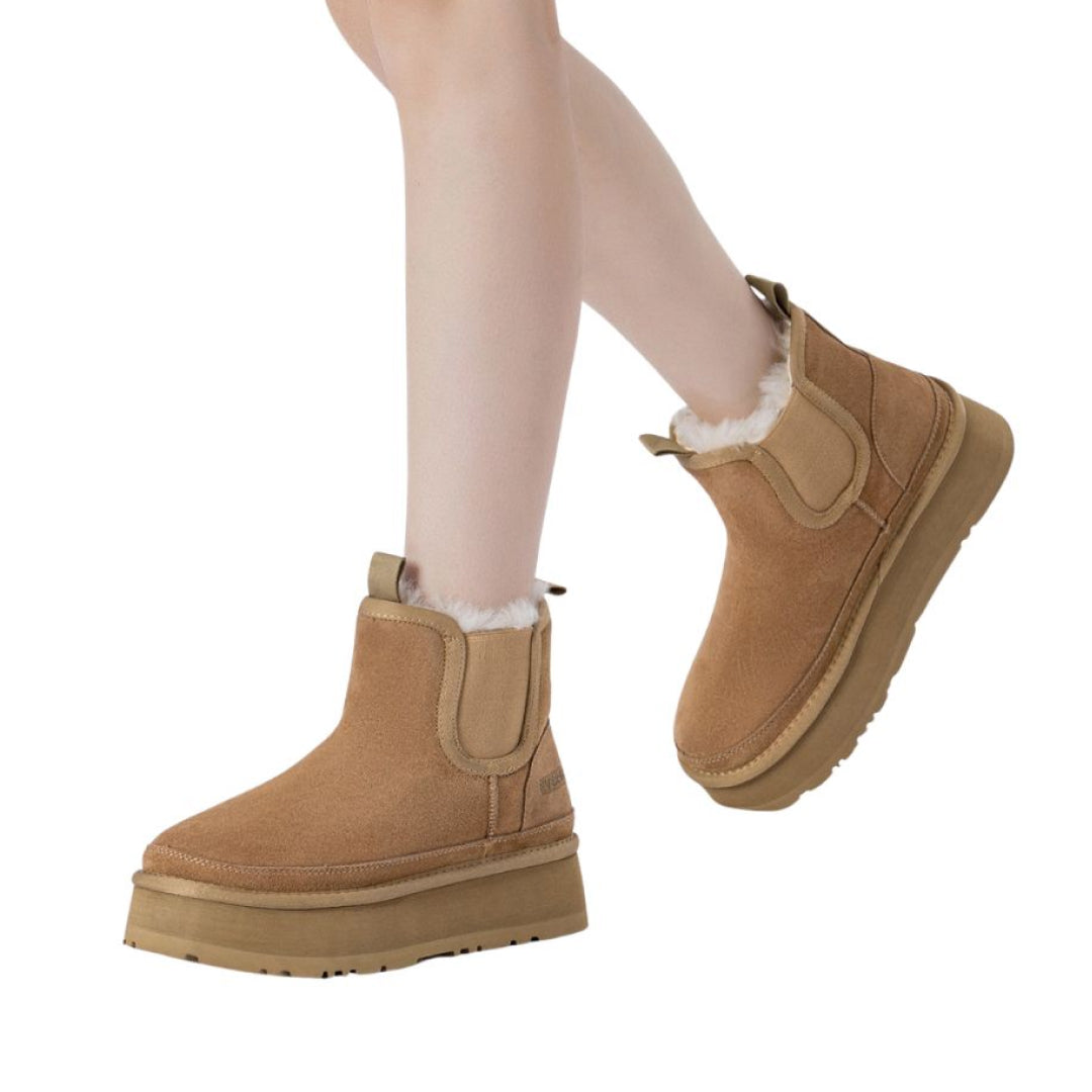 Everau Shoveler sieviešu Chelsea zābaki kastaņbrūnā krāsā, apavi valkājot | Everau Shoveler women's Chelsea boots in chestnut, lifestyle view