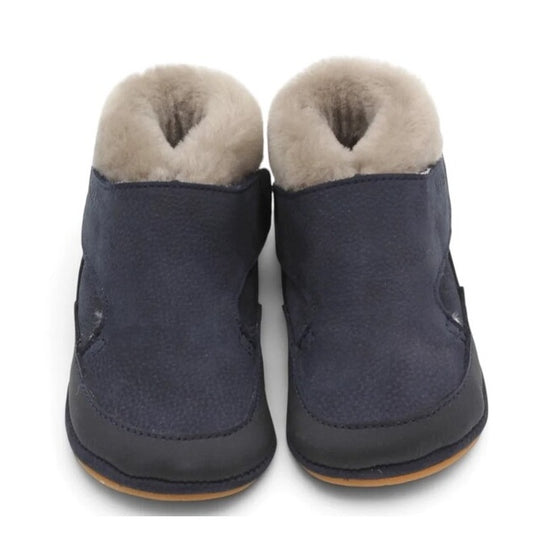 Tumši zilo Furry Walk zābaciņu pāris no augšas
